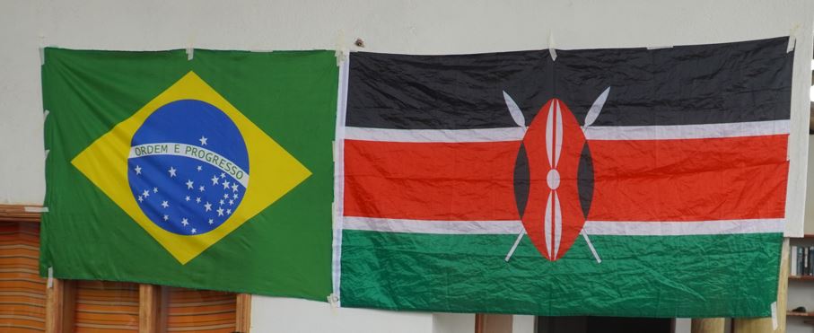 Bandeiras do Brasil e Quênia unidas, simbolizando o apoio.