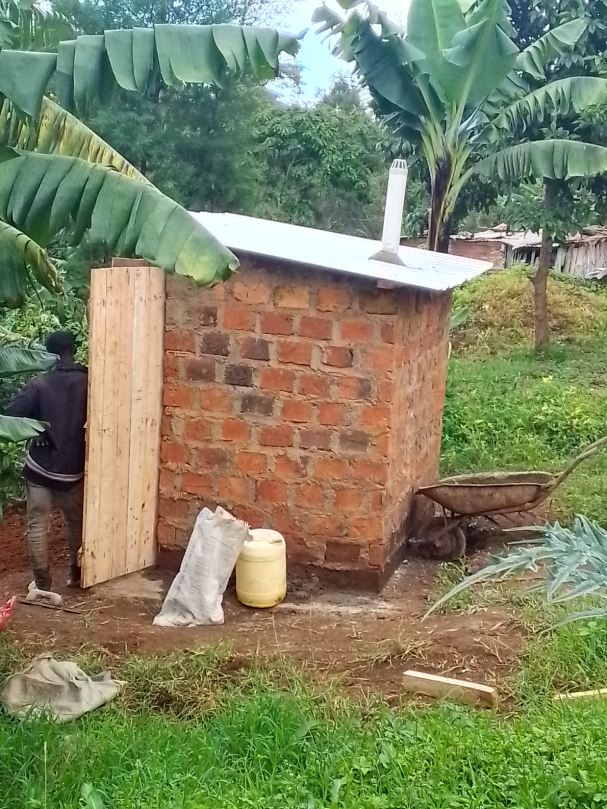 Banheiro construído por Erick (separado da casa)