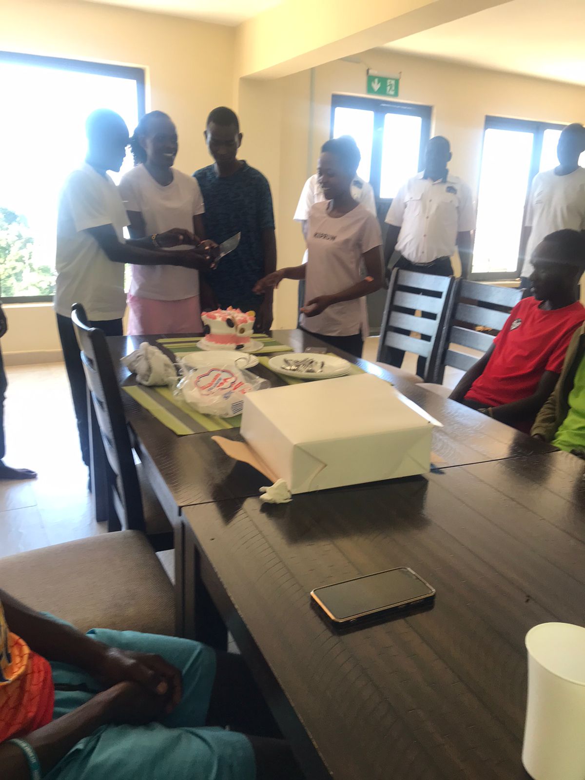 Erick comemorando vitória com o pessoal do treino