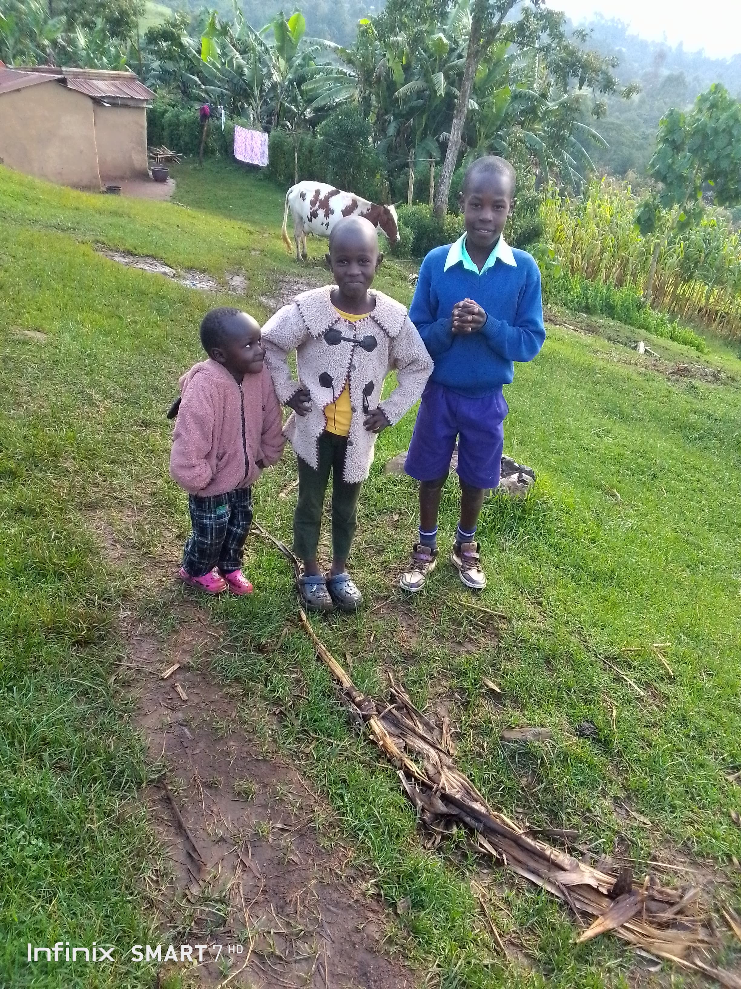 Quatro crianças em pé no gramado, representando a juventude de Tururo