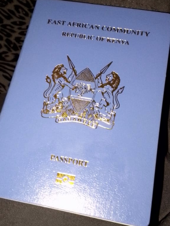 Erick com seu novo passaporte.