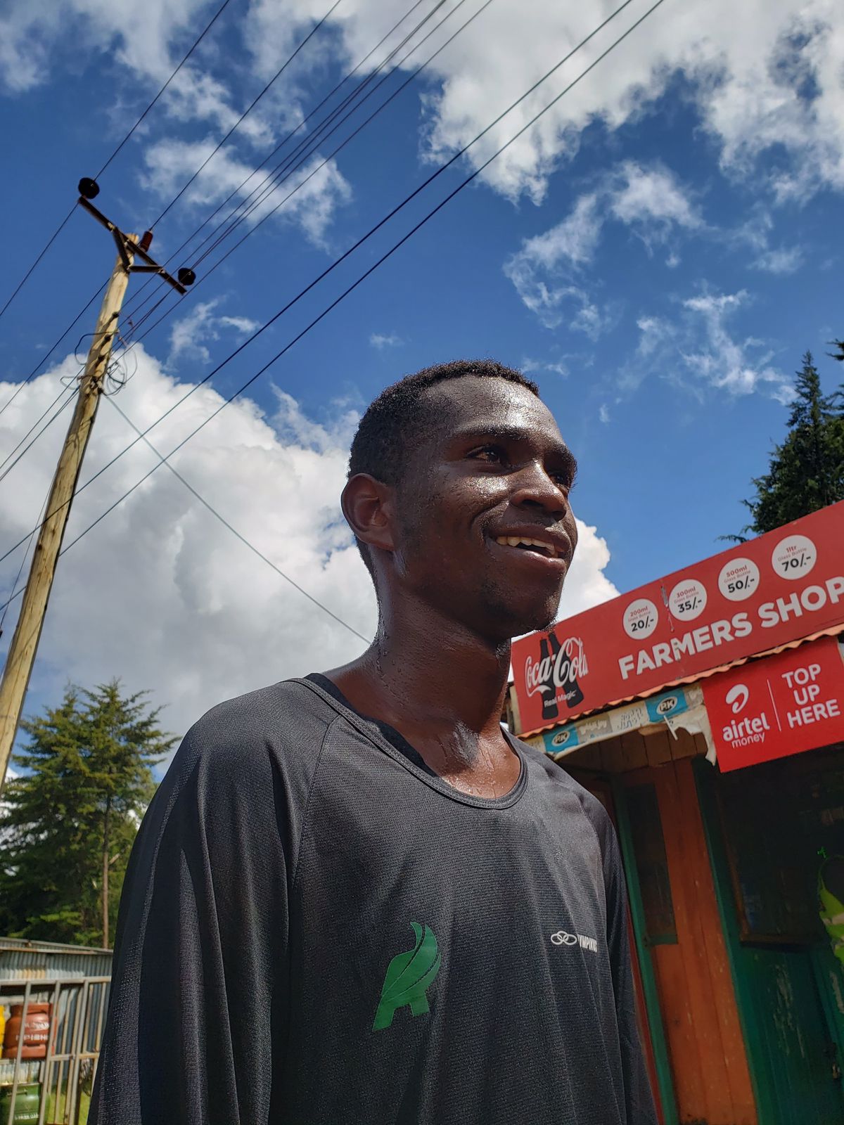 Erick sorrindo durante o treino em Iten.