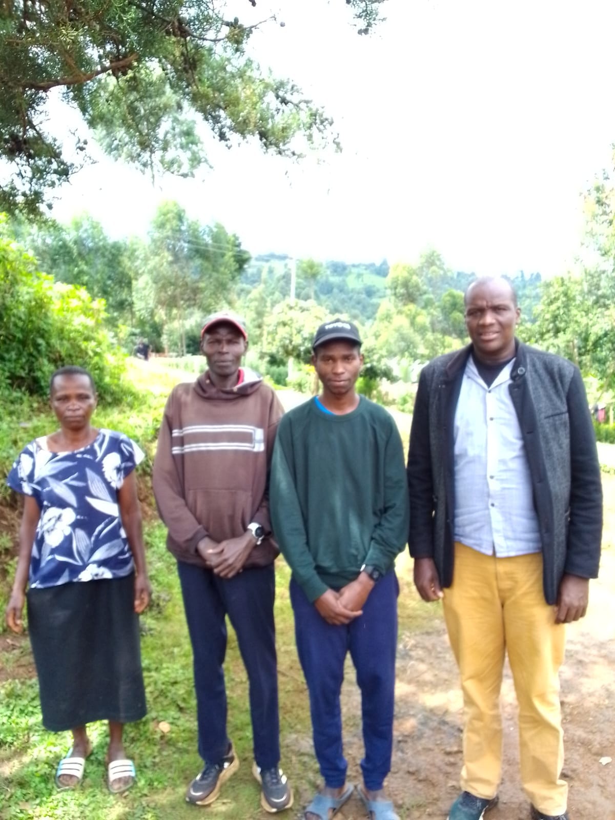 Mãe, pai e chefe da aldeia homenageando Erick