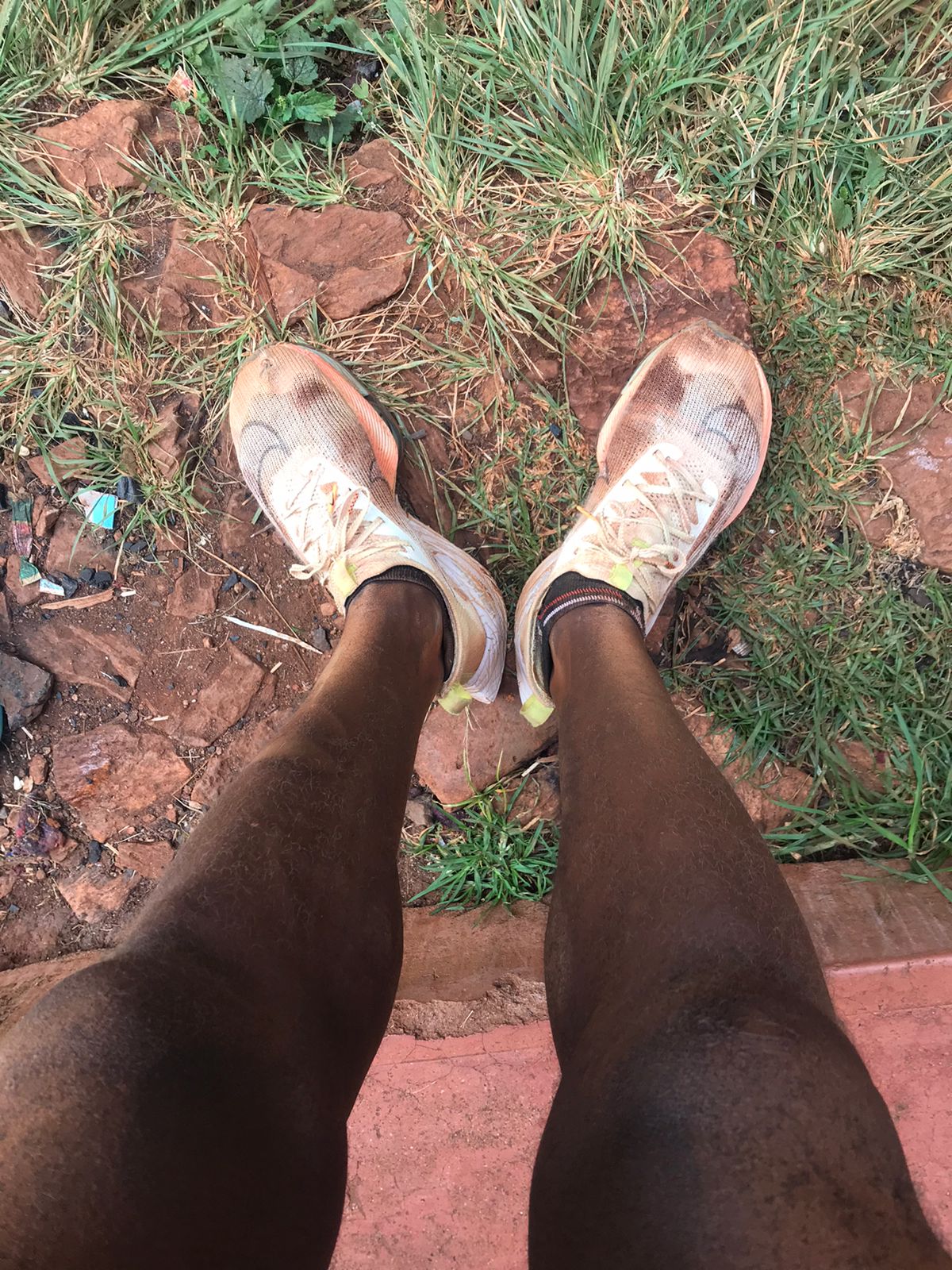 Pés e canelas de Erick após treino em terreno de barro