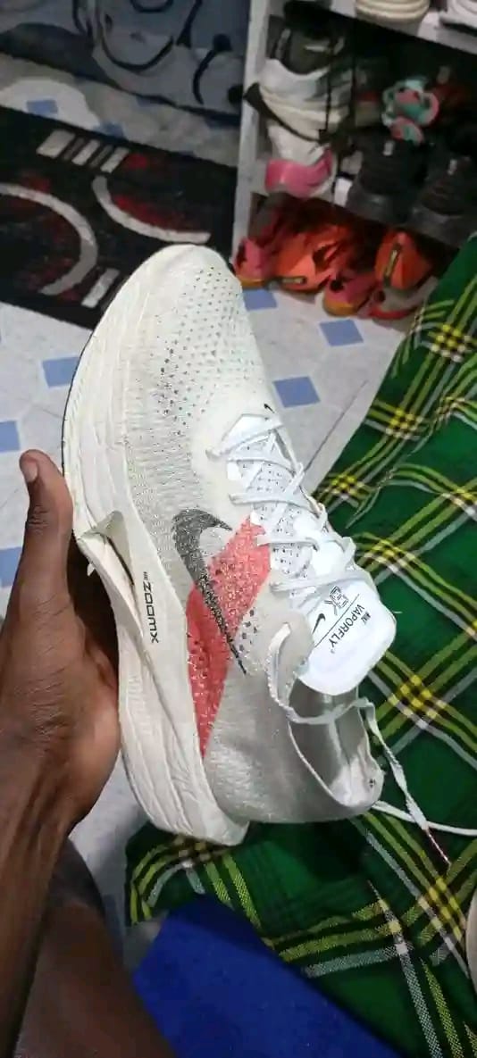 Tênis de treino novo de Erick, essencial para sua saúde e desempenho.